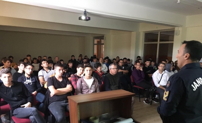 Jandarma’dan öğrencilere "Otostopun Zararları" anlatıldı