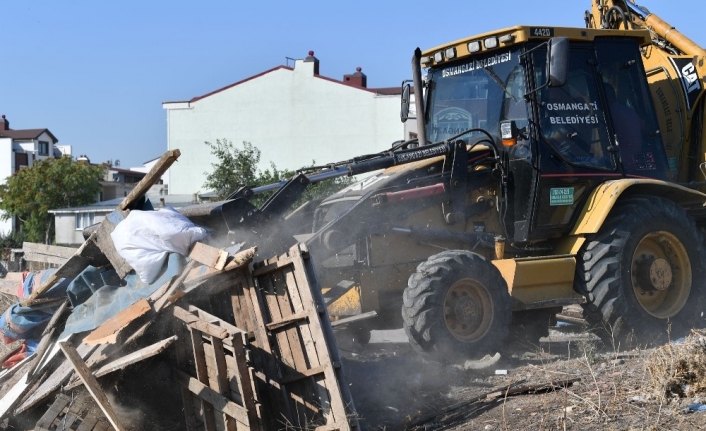 Kaçak ağıl ve kümesler yıkıldı