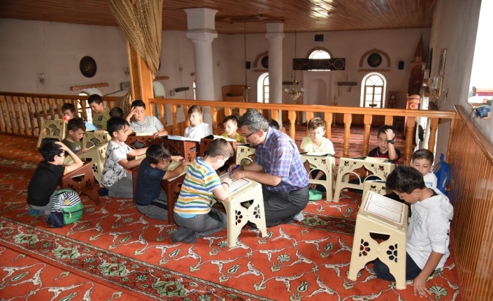 Kuran-ı Kerim Öğrenen öğrencilerden Mehmetçiğe Dua