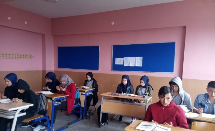 Öğrenciler Mehmetçik’e Fetih Suresi okuyarak dua ettiler