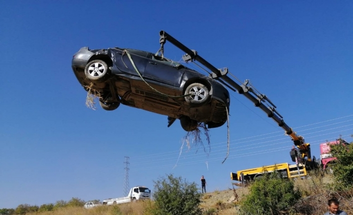 Otomobil şarampole uçtu: 2 yaralı