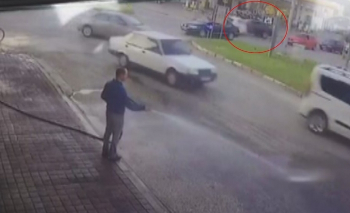 Otomobillerin çarpışması kamerada