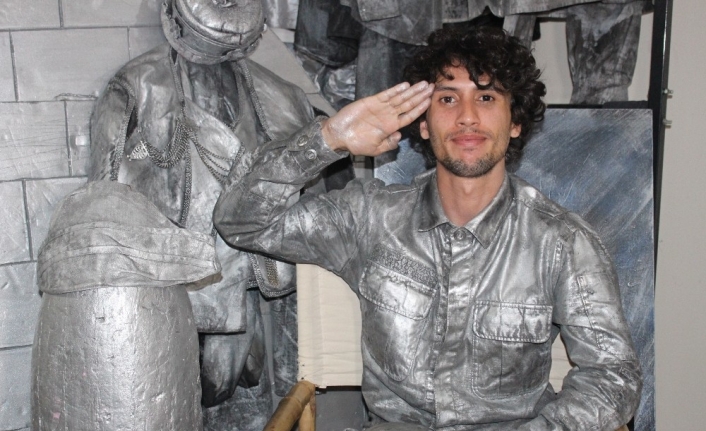 (Özel) 24 saat boyunca canlı heykel olup asker selamı verecek