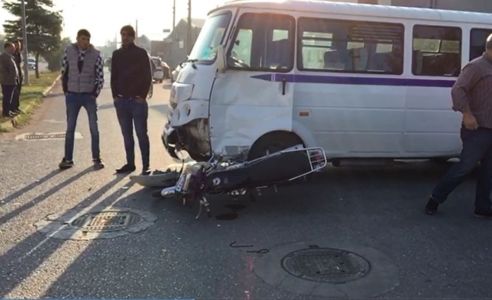 Servis minibüsü ile motosiklet çarpıştı: 1 ağır yaralı
