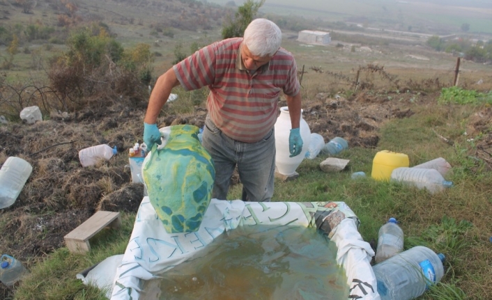 Toprak küpleri ebru ile süsledi
