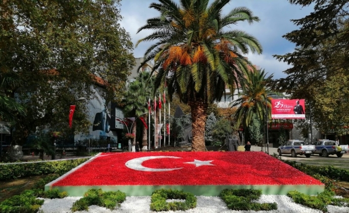 Türk Bayrağı motifi yenilendi