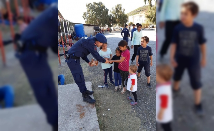 Ayvalık’ta 26 düzensiz göçmen ve 1 organizatör yakalandı