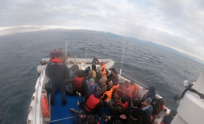 Ayvalık’ta 35 düzensiz göçmen Sahil Güvenlik ekiplerine yakalandı