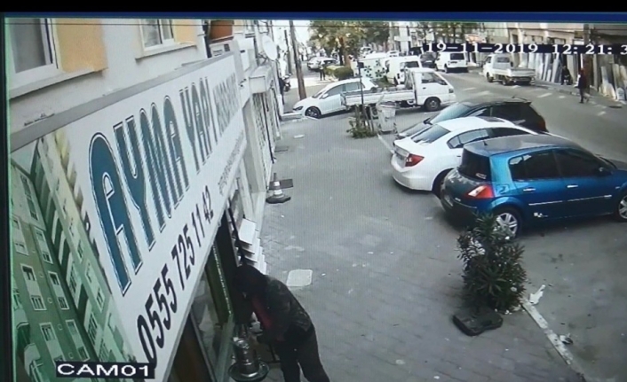 Bir şey bulamayınca semaveri çaldı