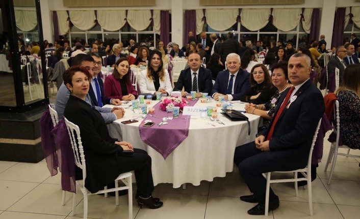 Burhaniye’de öğretmenler yemekte bir araya geldi