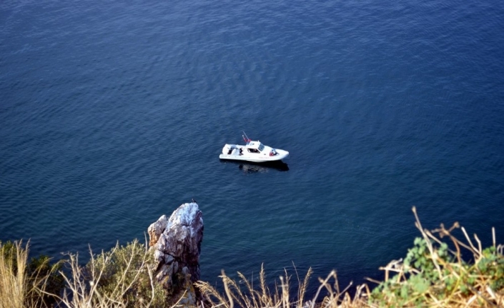 Bursa’da genç kızın denize atlayıp intihara kalkıştığı anlar kamerada