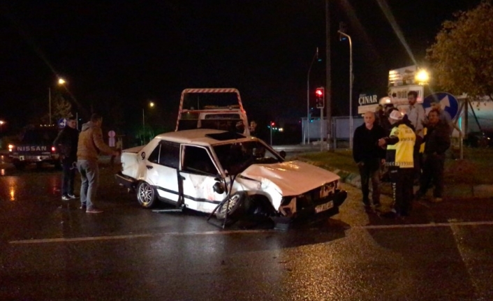 Bursa’da otomobile TIR çarptı, otomobil sürücüsü araç içinde sıkıştı