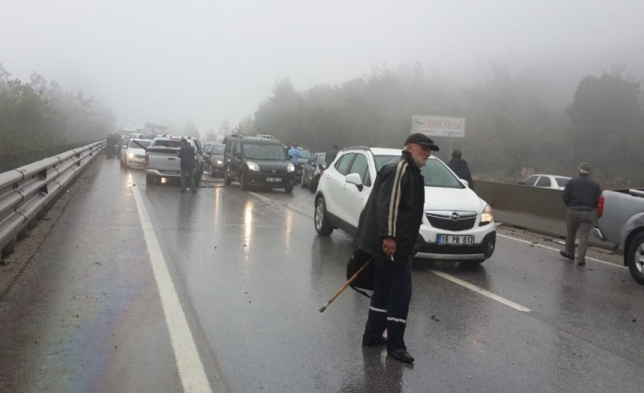 Bursa’da sis yüzünden 16 araç birbirine girdi: 5 yaralı