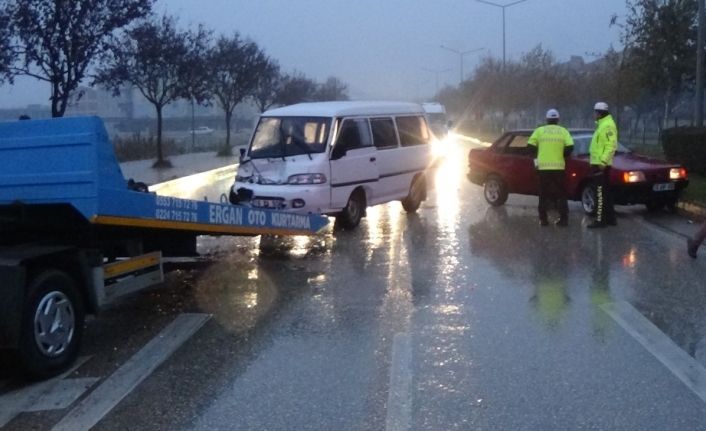 Bursa’da yağmurla gelen kazada 5 kişi yaralandı