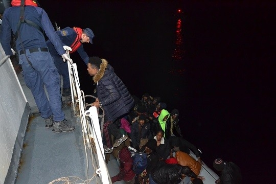 Çanakkale açıklarında 43 düzensiz göçmen yakalandı