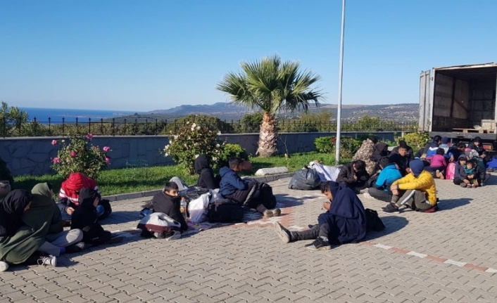 Çanakkale’de kamyonetin kasasından 43 mülteci çıktı