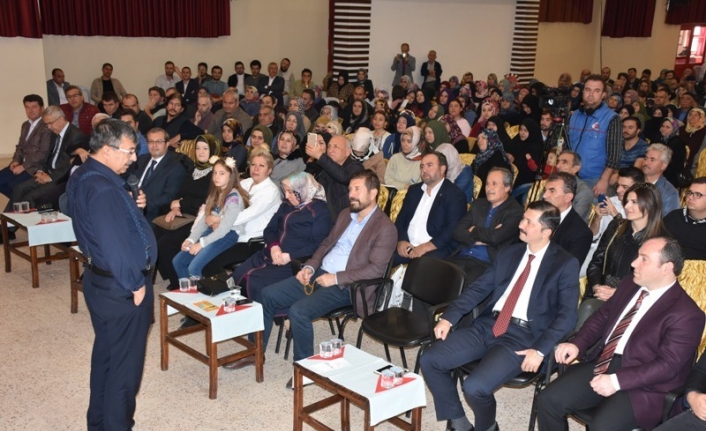 Hayati İnanç Sındırgı’da konferans verdi