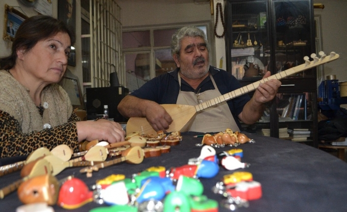 Hem saz yapıyor, hem çalıyor