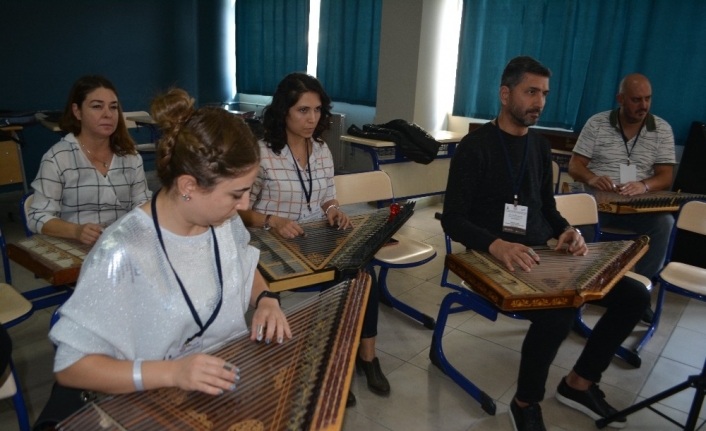 İTÜ akademisyenlerinden MEB bünyesindeki müzik öğretmenlerine müzik dersi