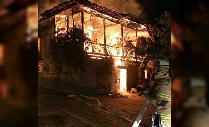 İzmir’de bir ev alev alev yandı