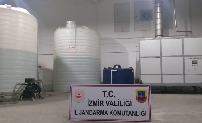 İzmir’de kaçak içki imal edilen depoya jandarmadan şok baskın