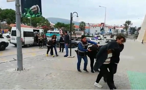 İzmir’de masaj salonlarına fuhuş baskını: 12 tutuklama