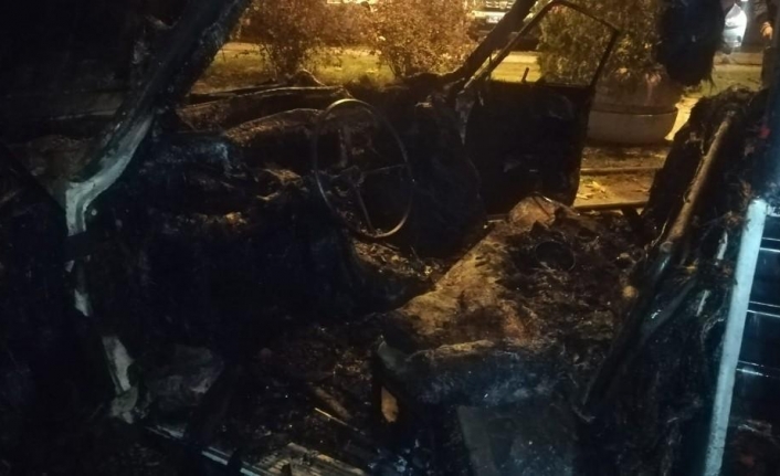 İzmir’de park halindeki araç alev alev yandı