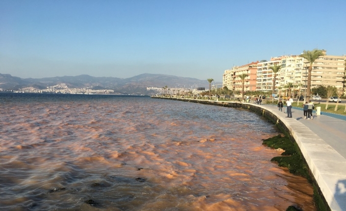 İzmir’de patlayan su borusu tamir edildi, sokağa akan su kesildi