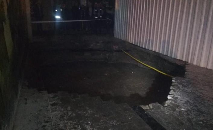 İzmir’de yol çöktü: 3 kişi çukura düştü