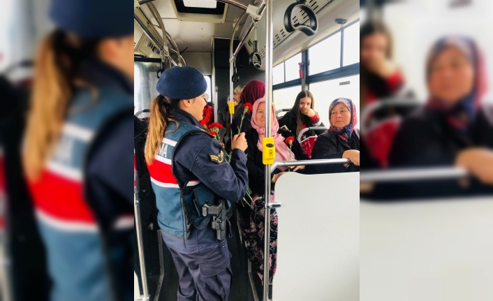 Jandarmadan kadın sürücülere karanfil