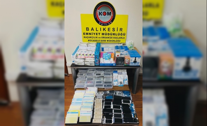 Kaçak tütün ve cep telefonu parçalarına operasyon