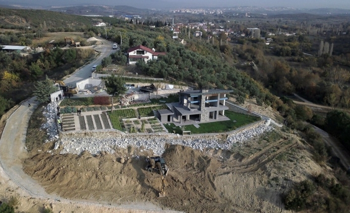 Kaçak villa yıkıldı