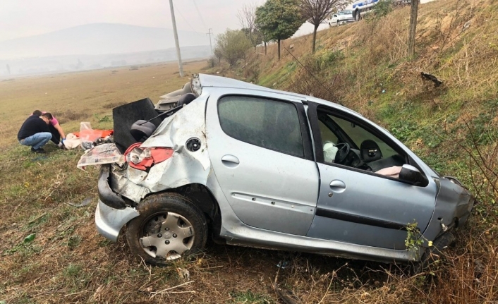 Kadın sürücü tarlaya uçtu: 1 yaralı