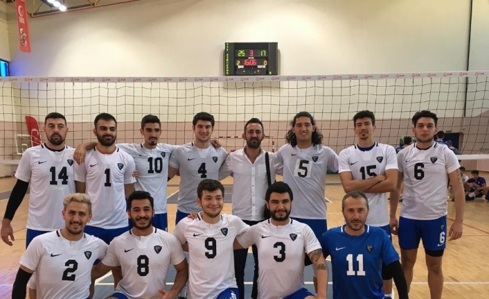 Karacabey Belediyespor voleybolda da dolu dizgin