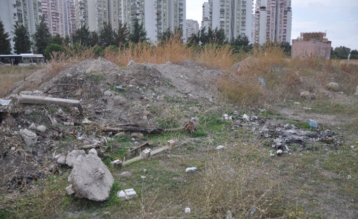 Karşıyaka’da seçim öncesi temeli atılan spor parkı şimdi moloz yığını