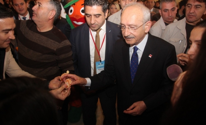 Kılıçdaroğlu Menderes standını ziyaret etti, mandalina yedi