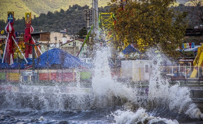 Lodos sebebiyle Edremit Körfezi’nde dev dalgalar oluştu