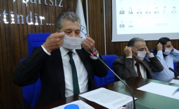 Lösemiye dikkat çekmek için maskeli meclis toplantısı