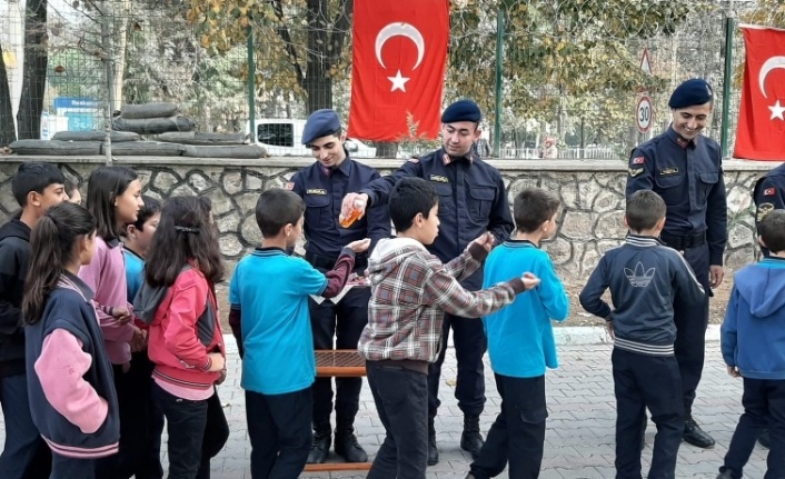 Öğrenciler jandarmayı ziyaret etti