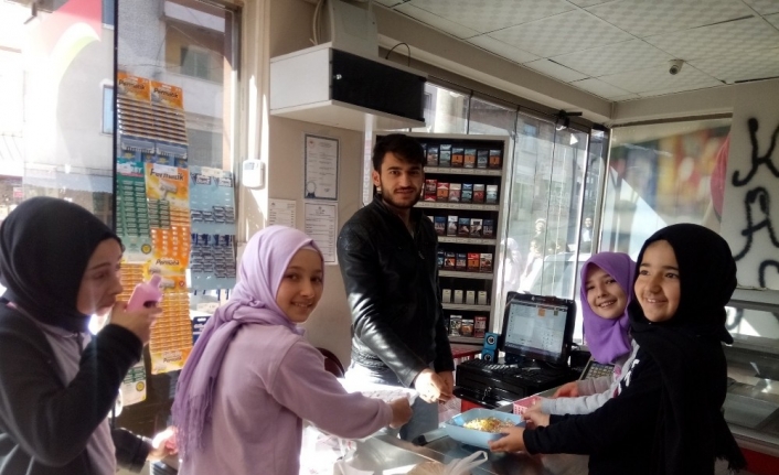 Öğrenciler kapı kapı gezip gül suyu ve lokum dağıttı