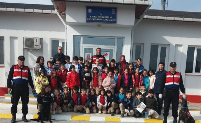 Öğrencilerden jandarmaya ziyaret