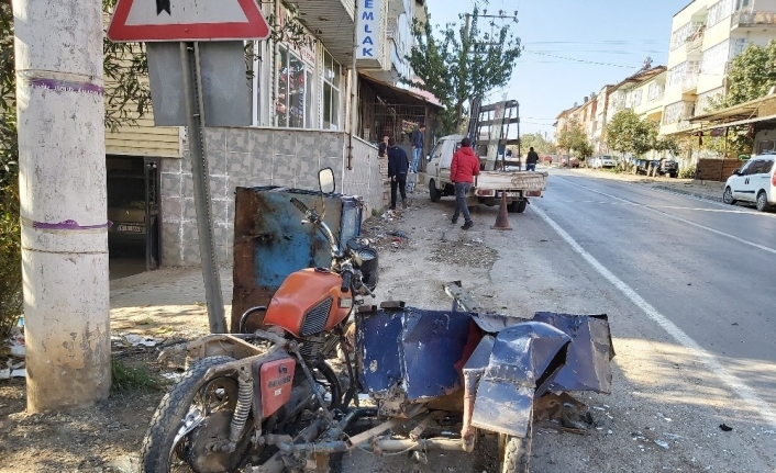 Önce dondurmacının motosikletine çarptı, sonra dükkana girdi