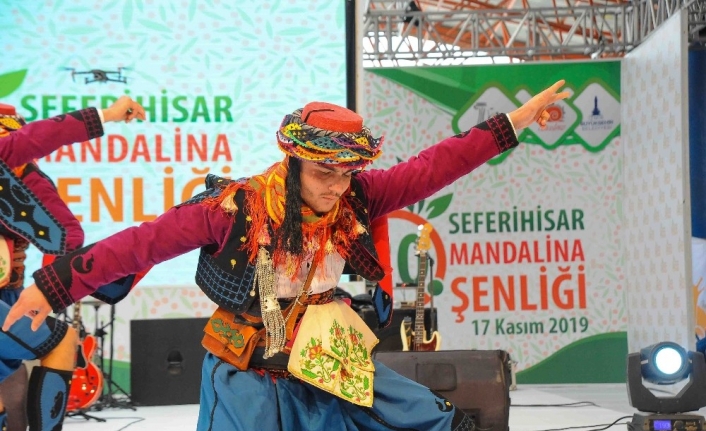 Seferihisar’daki turuncu festivale binlerce kişi katıldı