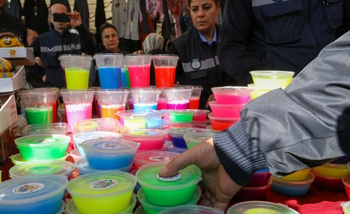 Tehlike saçan slime hamuru yine ortaya çıktı, zabıtalar tek tek topladı