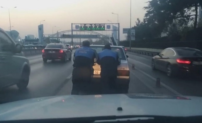 Yoğun trafikte yolda kalan otomobili zabıtalar kurtardı