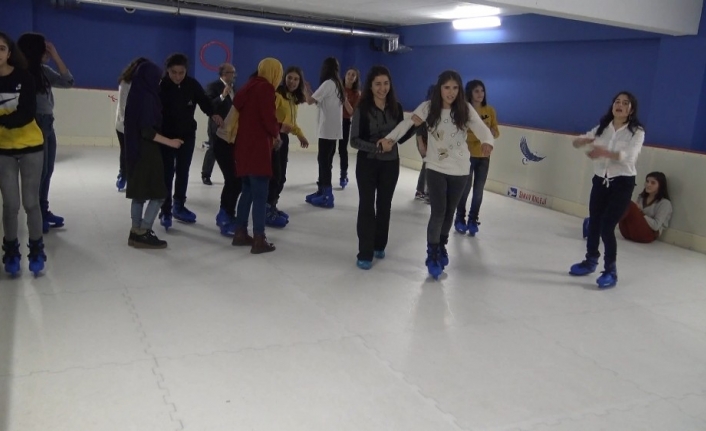 50 öksüz öğrenci ilk defa buz pateni yaptı