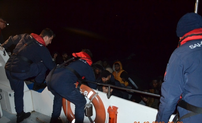 Ayvalık’ta 48 düzensiz göçmen Sahil Güvenlik tarafından yakalandı
