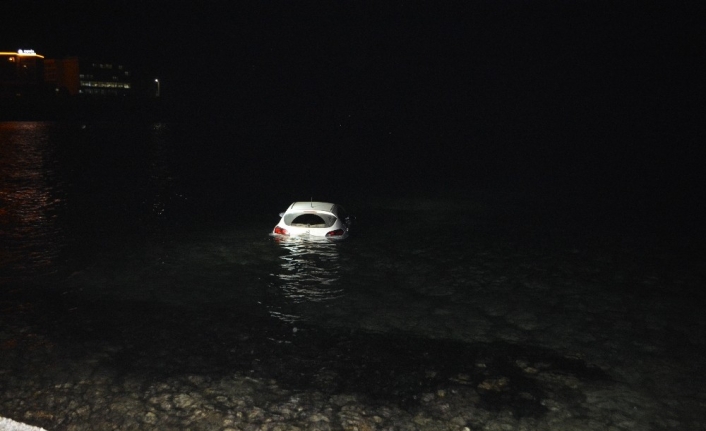 Ayvalık’ta özel otomobil denize uçtu