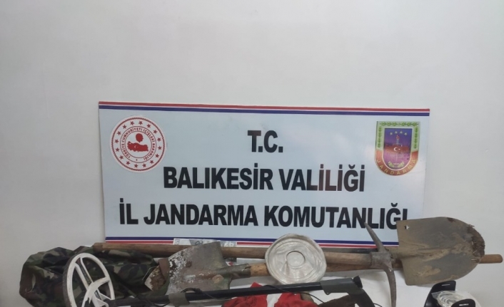 Balıkesir’de kaçak kazı yapan 3 kişi suçüstü yakalandı