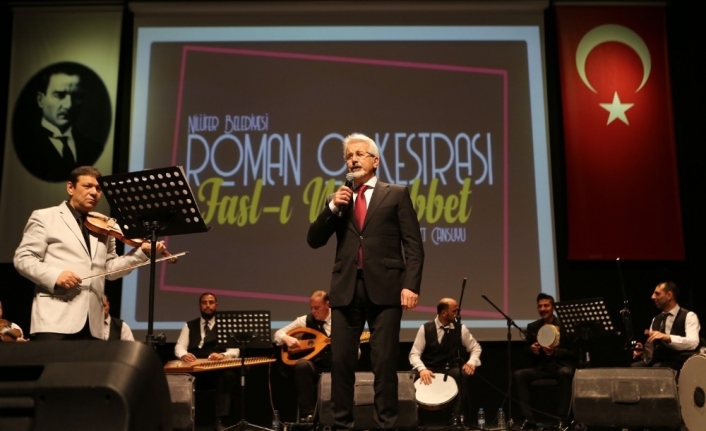 Başkan Turgay Erdem sahneye çıktı, Roman Orkestrası ile izleyenleri coşturdu